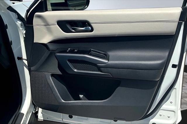 2024 Nissan Pathfinder SL FWD
