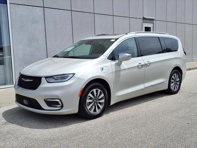 2021 Chrysler Pacifica Hybrid Limited for sale in Waukesha, WI