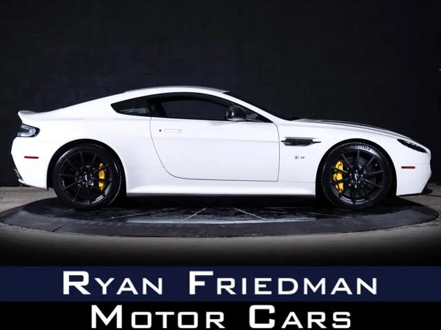 2017 Aston Martin V12 Vantage Base for sale in Glen Cove, NY