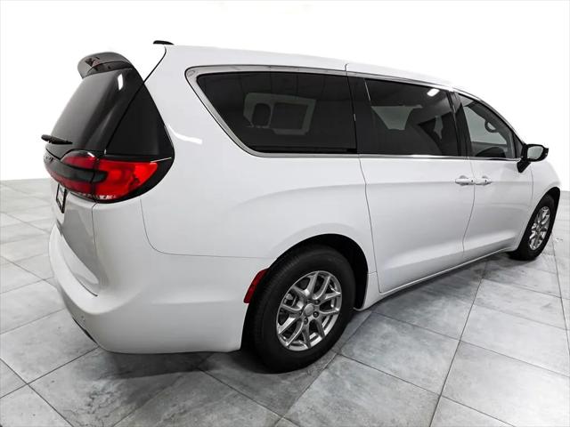 2027 Chrysler Pacifica Select