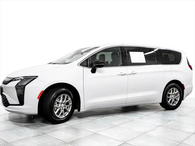 2027 Chrysler Pacifica Select