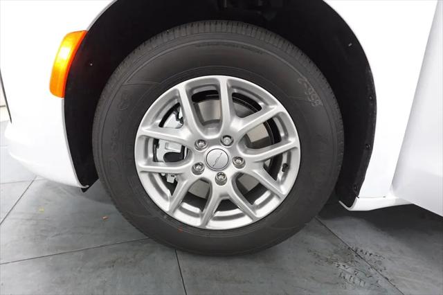 2027 Chrysler Pacifica Select