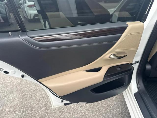 2019 Lexus ES 300h Ultra Luxury