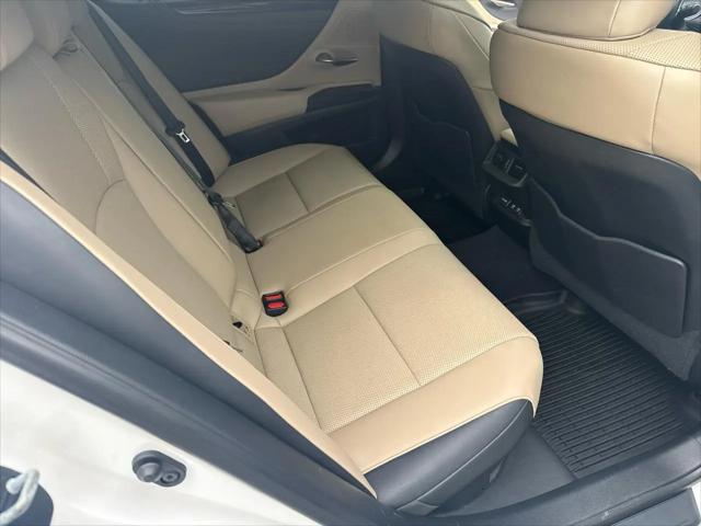2019 Lexus ES 300h Ultra Luxury