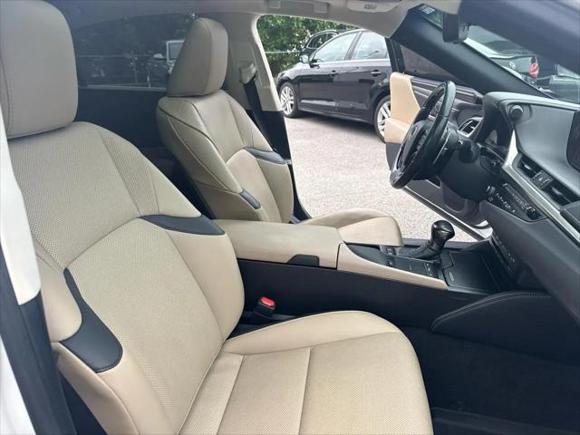 2019 Lexus ES 300h Ultra Luxury