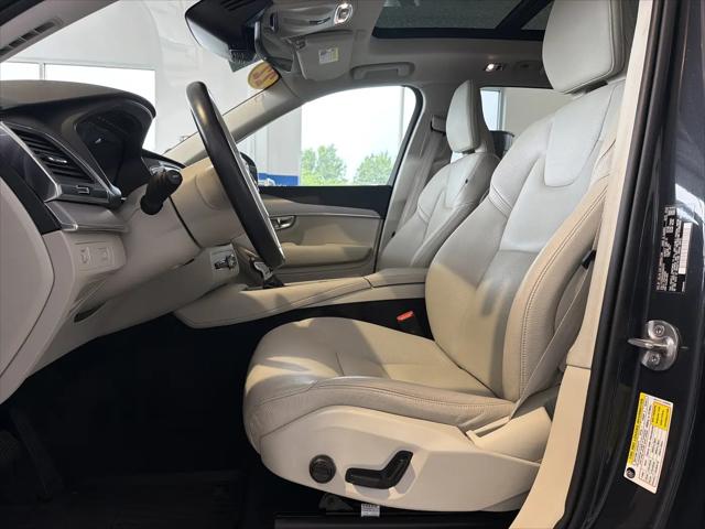 2022 Volvo XC90 T5 Momentum 7 Passenger