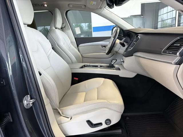 2022 Volvo XC90 T5 Momentum 7 Passenger