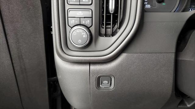 2025 Chevrolet Silverado 1500 4WD Crew Cab Short Bed Custom