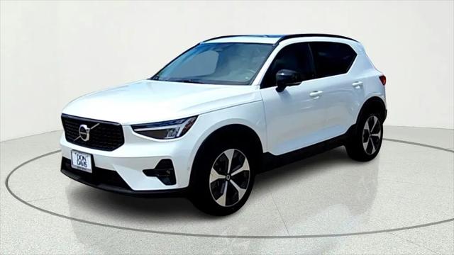 2023 Volvo XC40 B4 Ultimate Dark Theme