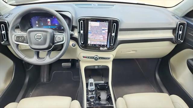 2023 Volvo XC40 B4 Ultimate Dark Theme