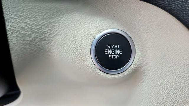 2023 Volvo XC40 B4 Ultimate Dark Theme