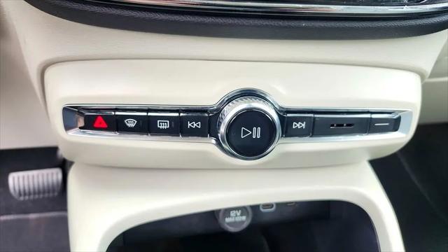 2023 Volvo XC40 B4 Ultimate Dark Theme