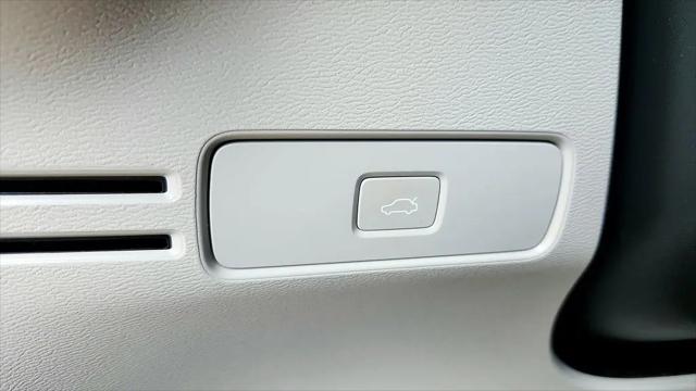 2023 Volvo XC40 B4 Ultimate Dark Theme