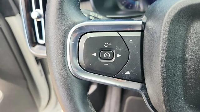 2023 Volvo XC40 B4 Ultimate Dark Theme