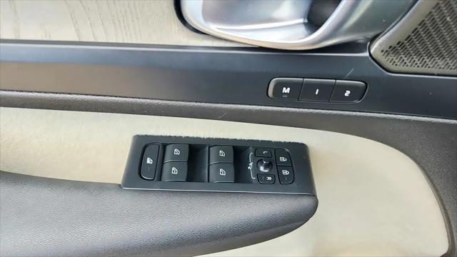 2023 Volvo XC40 B4 Ultimate Dark Theme