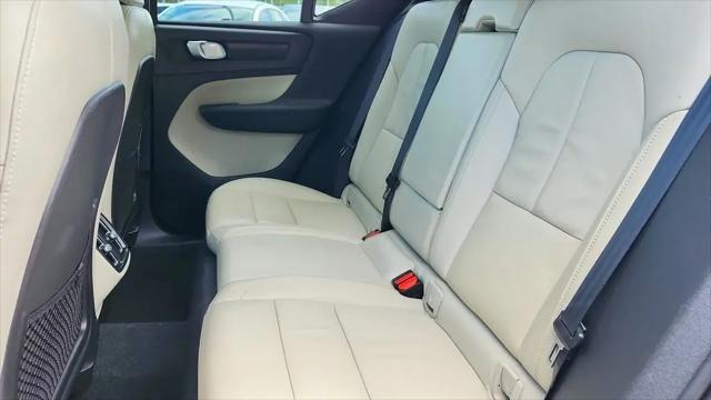 2023 Volvo XC40 B4 Ultimate Dark Theme