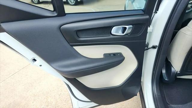 2023 Volvo XC40 B4 Ultimate Dark Theme