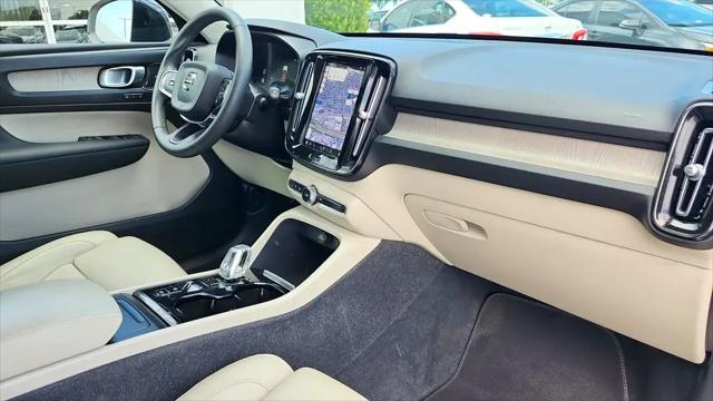 2023 Volvo XC40 B4 Ultimate Dark Theme