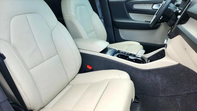 2023 Volvo XC40 B4 Ultimate Dark Theme