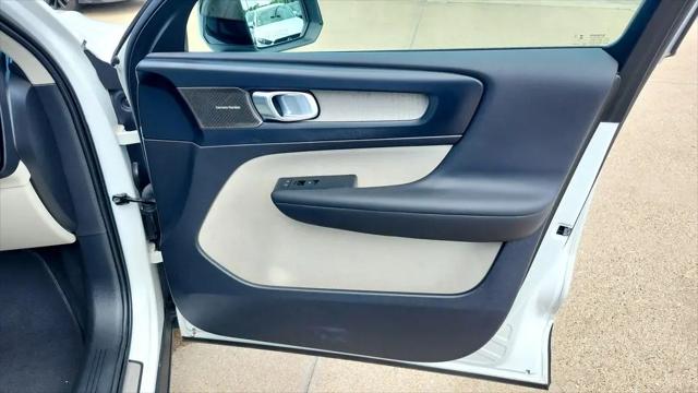 2023 Volvo XC40 B4 Ultimate Dark Theme