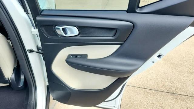 2023 Volvo XC40 B4 Ultimate Dark Theme