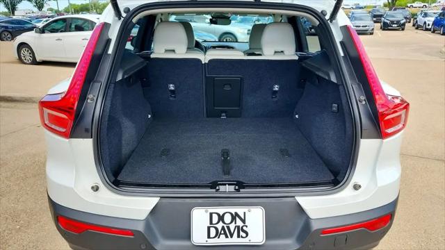 2023 Volvo XC40 B4 Ultimate Dark Theme
