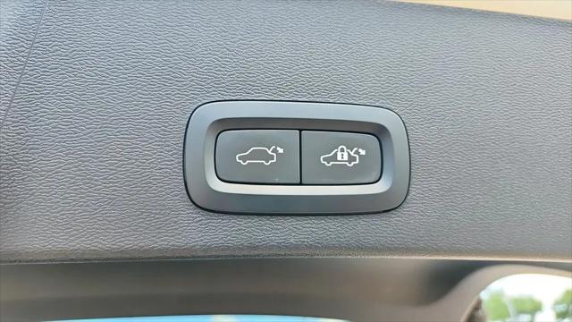 2023 Volvo XC40 B4 Ultimate Dark Theme