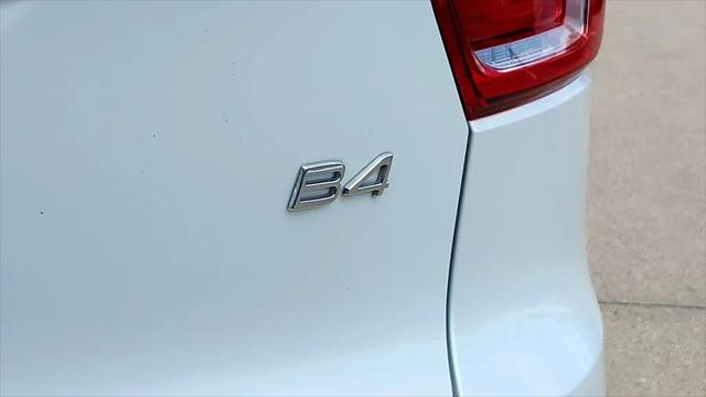 2023 Volvo XC40 B4 Ultimate Dark Theme