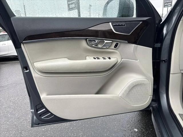 2016 Volvo XC90 T6 Momentum
