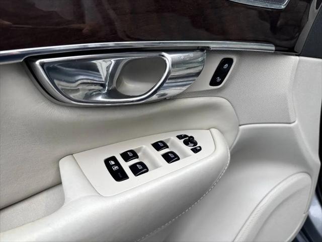 2016 Volvo XC90 T6 Momentum