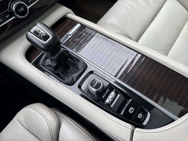 2016 Volvo XC90 T6 Momentum