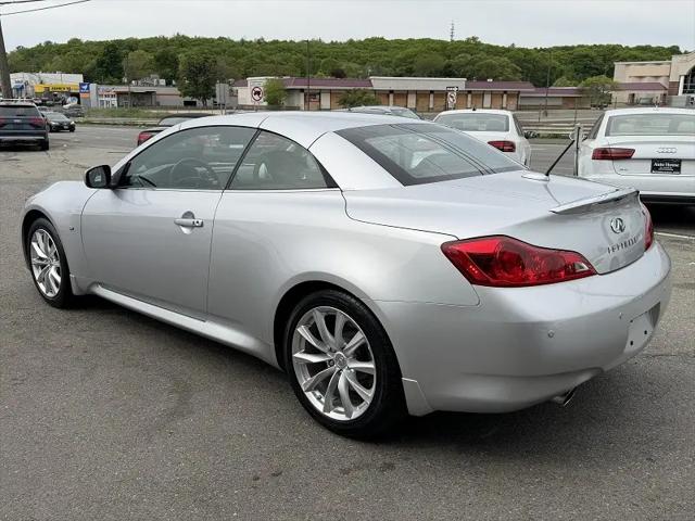 2015 INFINITI Q60 Standard