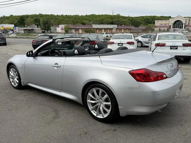 2015 INFINITI Q60 Standard