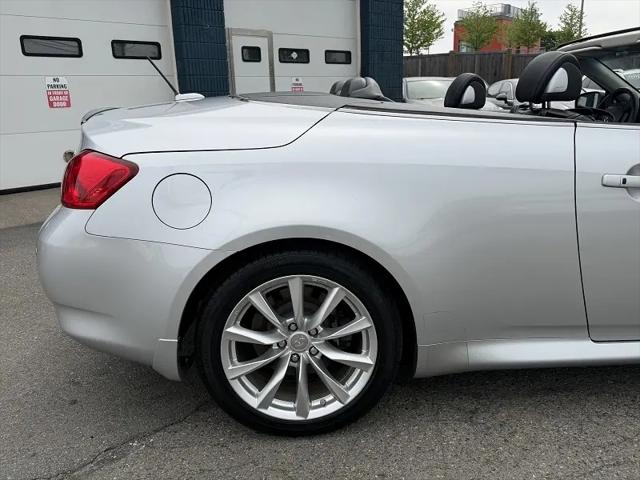 2015 INFINITI Q60 Standard