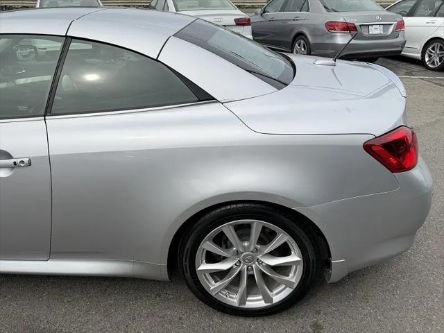 2015 INFINITI Q60 Standard