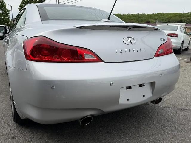 2015 INFINITI Q60 Standard