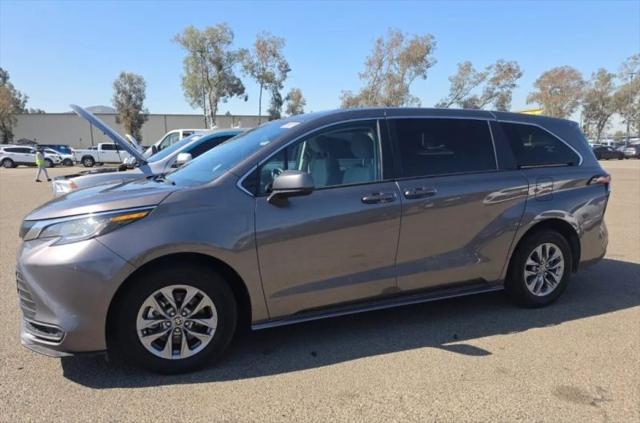 2022 Toyota Sienna LE