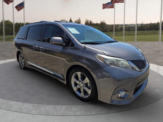 2014 Toyota Sienna SE 8 Passenger for sale in Victorville, CA
