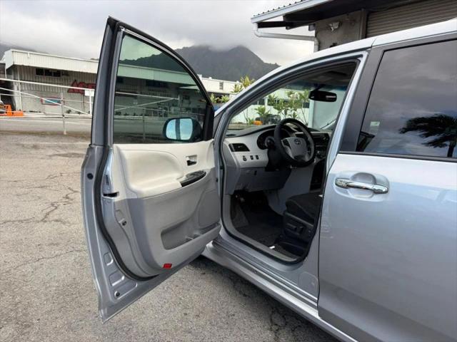 2014 Toyota Sienna SE 8 Passenger