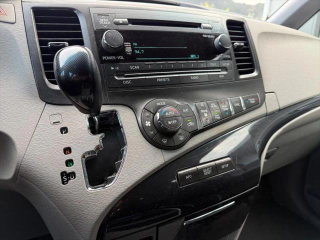 2014 Toyota Sienna SE 8 Passenger