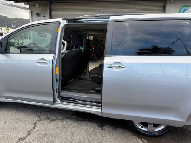 2014 Toyota Sienna SE 8 Passenger