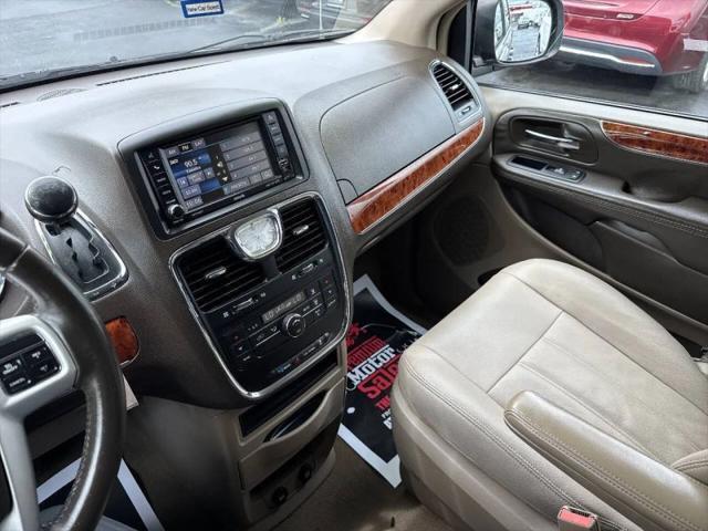 2016 Chrysler Town & Country Touring