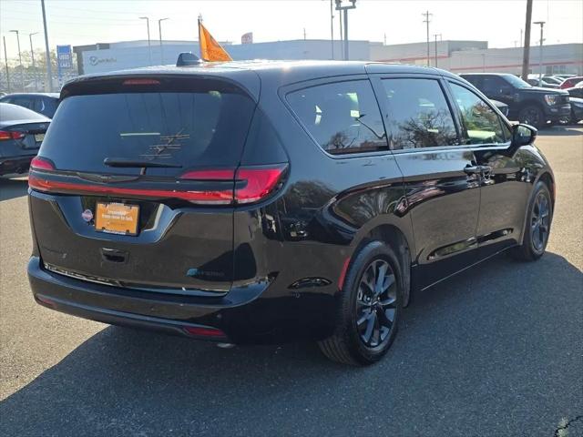 2024 Chrysler Pacifica Hybrid S Appearance Pkg