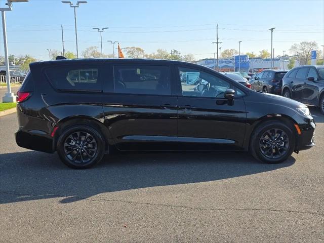 2024 Chrysler Pacifica Hybrid S Appearance Pkg