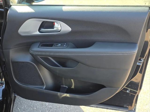 2024 Chrysler Pacifica Hybrid S Appearance Pkg