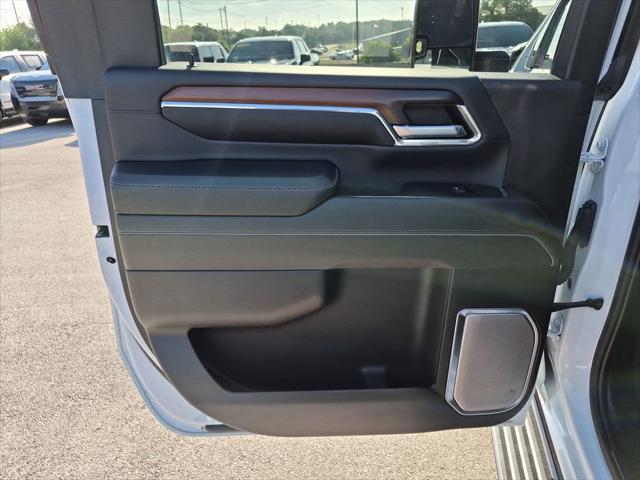 2024 GMC Sierra 2500HD 4WD Crew Cab Standard Bed Denali