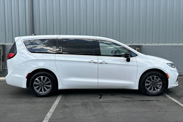 2024 Chrysler Pacifica Hybrid Select