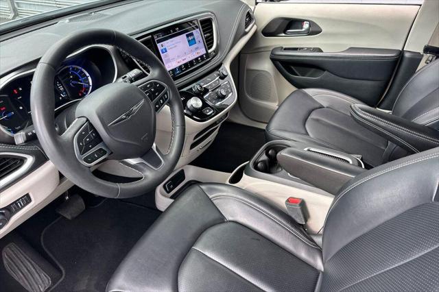 2024 Chrysler Pacifica Hybrid Select