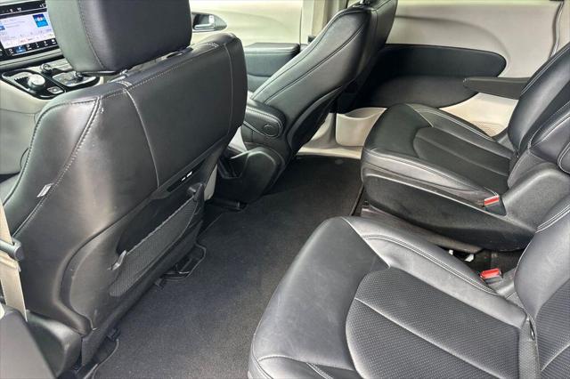 2024 Chrysler Pacifica Hybrid Select
