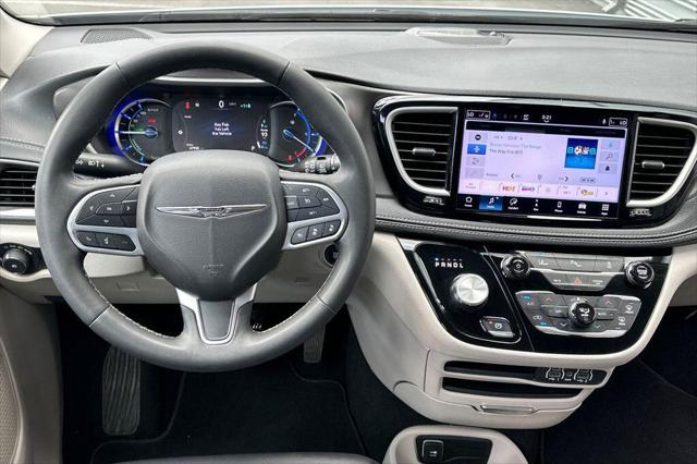 2024 Chrysler Pacifica Hybrid Select
